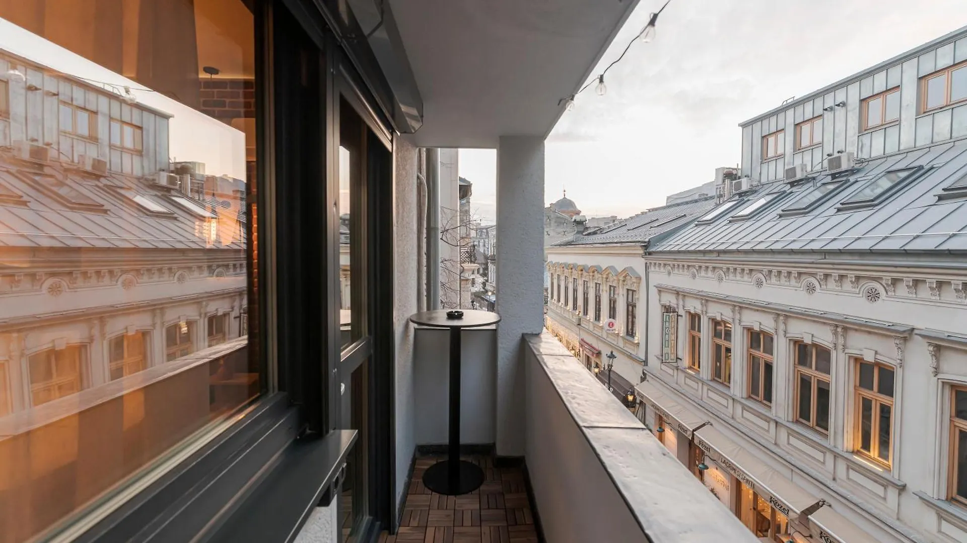 The Old Town Industrial Vault - A Fusion Of Past & Present Appartement Boekarest Roemenië