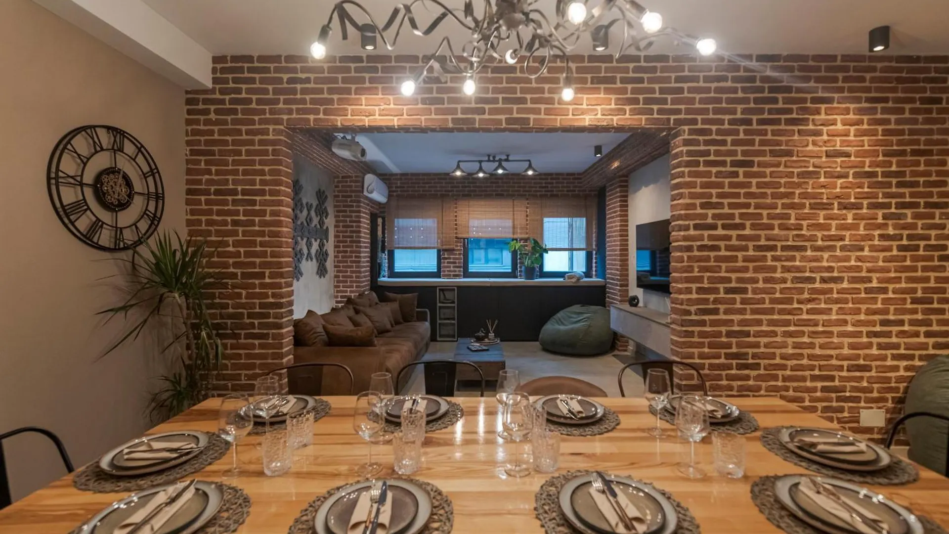 The Old Town Industrial Vault - A Fusion Of Past & Present Appartement Boekarest Roemenië